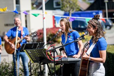 Muzikaal vermaak vader en dochters bij Herfstzon in Goor