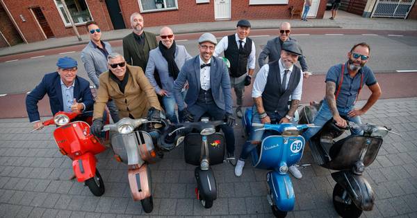 Vesparados cruisen in vol ornaat over Brabantse wegen - BN DeStem