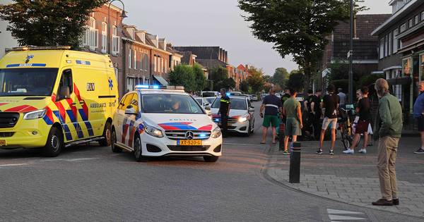 Vrouw op scooter raakt gewond bij botsing tegen boom in Waalwijk.