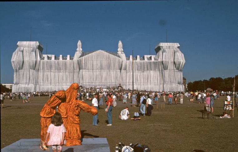 Het ingepakte Rijksdaggebouw in Berlijn in 1995.