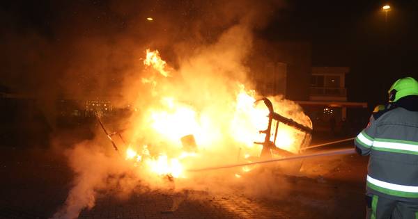 Caravan met autobanden uitgebrand op Voorstraat in Hedel - BD.nl