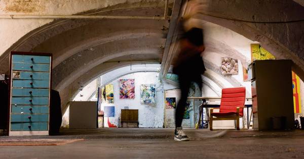 Deze dwazen lopen gewoon rond he? “Politie verbijsterd door illegaal feest in Utrechtse werfkelder en treedt hard op: tientallen feestgangers op de bon” .