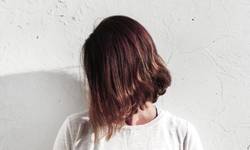LockDOWN, hair UP: hoe stress ons haar beïnvloedt (en wat je eraan kan doen)