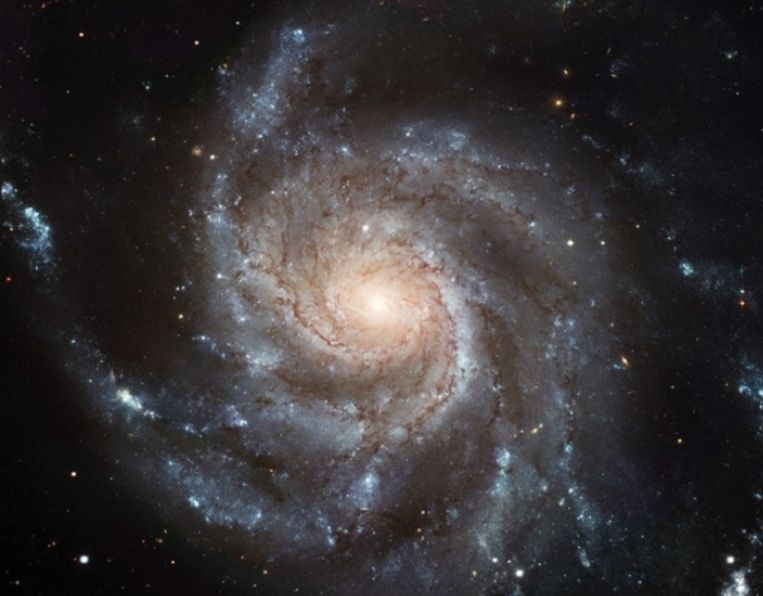 Een recente vondst van een sterrenstelsel dat anderhalf miljard jaar na de oerknal ontstond, suggereert dat platte sterrenstelsels - zoals spiraalstelsel Messier 101, hier op de foto - al eerder ontstonden dan astronomen tot nog toe dachten.