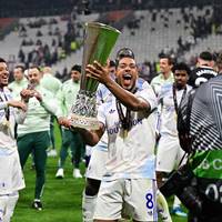 Aston Villa maakt in finale Europa League eenvoudig komaf met Freiburg, met dank aan heerlijke goal van Youri Tielemans