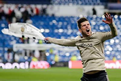 Ajax verlengt contracten van Mazraoui en Huntelaar