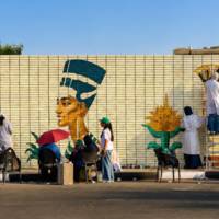 Muurschildering van Toetanchamon en Nefertiti weggehaald na protest over te donkere huidskleur