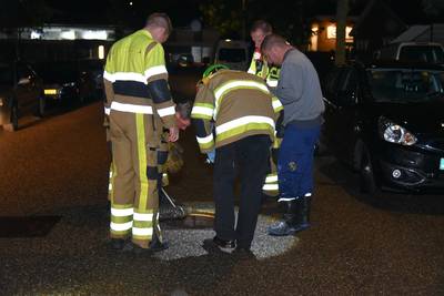 Politie en brandweer rukken uit om hinderlijke stank: geen drugslab maar verstopt riool