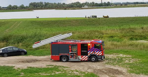Brandweer start zoekactie naar persoon te water in Opheusden