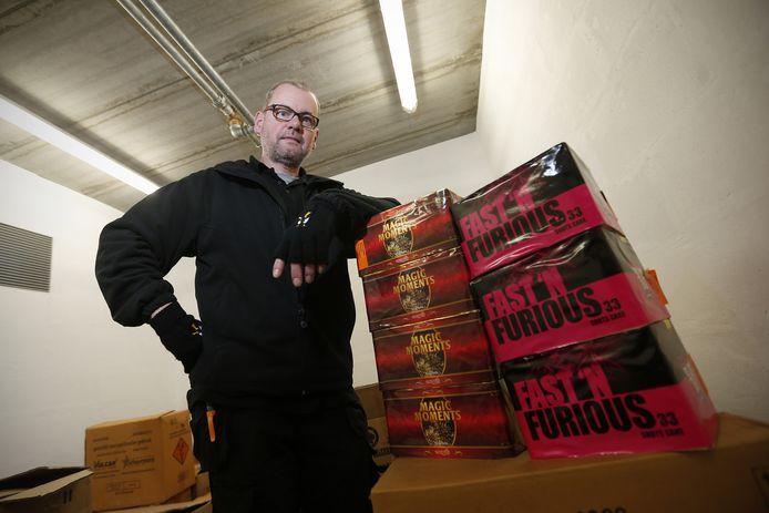 Zena Verkoopt Muzikaal Vuurwerk Beringen Hln Be