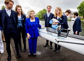 Prinses Beatrix in kobaltblauw, altijd een goede look