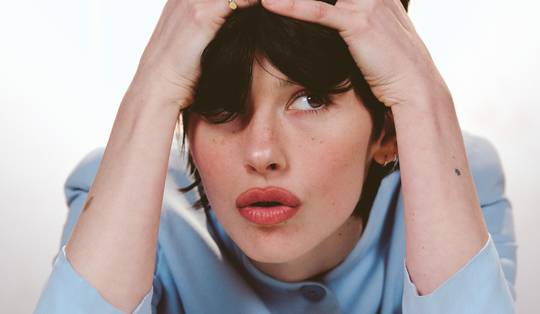 Gracie Abrams (26) over haar beschermde jeugd en de schaduw van roem: ‘Het was mijn waslijst aan excuses voor de levensjaren die ik haar waarschijnlijk heb gekost’