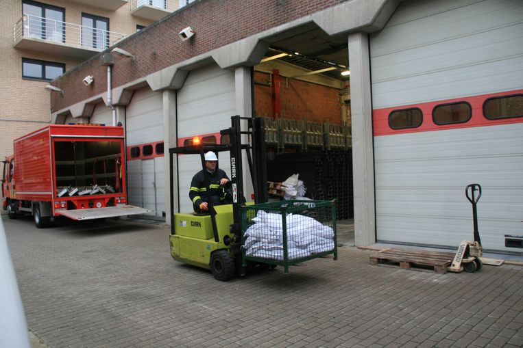Archieffoto. De brandweerkazerne in de Velodroomstraat in Oostende. De pompiers verzamelen zandzakjes voor een aangekondigde storm. 