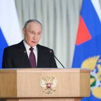 Trump had ‘erg goed’ telefoongesprek met Poetin • Poetin stelt staakt-het-vuren in Oekraïne voor op feestdag van 9 mei