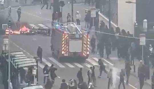 ▶ Brusselse brandweer staakt interventie na agressie tijdens onderwijsbetoging: manifestanten klimmen op brandweerwagen