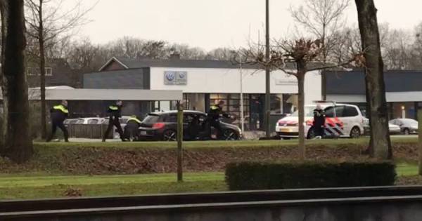 Politie pakt in Ommen verdachten van gewapende overval juwelier in Nijverdal - De Stentor