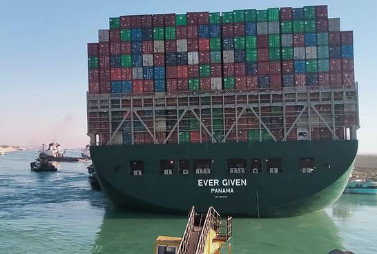 Vastgelopen containerschip in Suezkanaal drijft weer, maar vaart nog niet