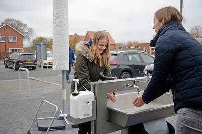 Stevig handen schrobben boven grote wastafel bij Weerselose super