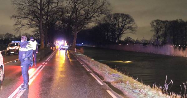 Ernstig ongeluk in Lieren: slachtoffer wordt gereanimeerd na autocrash in kanaal.
