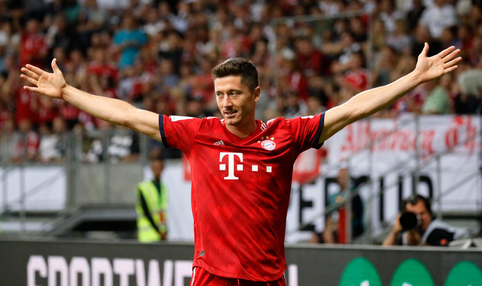 Robert Lewandowski maakte een hattrick voor Bayern München tegen Eintracht Frankfurt.