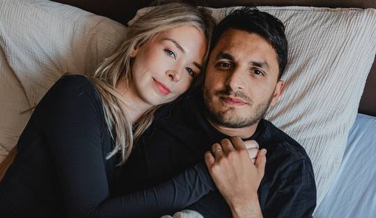 ‘Ik zat in de aula en dacht: er ligt een wildvreemde gast in mijn bed’: Mohsin Abbas en Romy Akkermans over liefde, samenwerken en een ijskoude douche