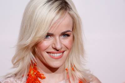 Nicolette verwend in 'wasstraat' en Josje wandelt naakt door regenbui