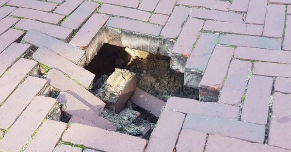 Piepklein 'sinkhole' in de Langestraat Delden