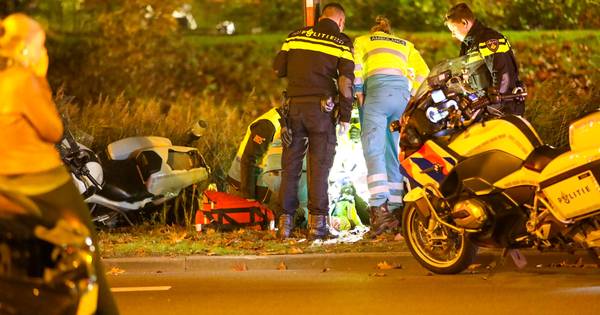 Motoragent gewond na aanrijding in Apeldoorn.