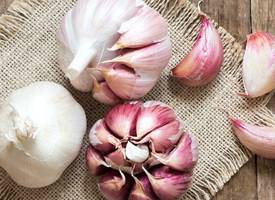 Dit is dé manier om knoflook te pellen