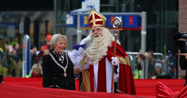 LIVE | Intocht Sinterklaas rustig verlopen, politie arresteert Pegida-pieten en stuurt voetbalsuppor