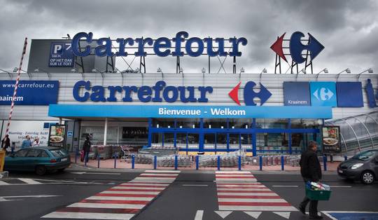 Winkelketen Carrefour neemt maatregelen tegen zware en moeilijk te blussen elektrische auto’s: niet meer welkom op dakparkings