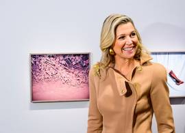  Máxima in een prachtige camelkleurige outfit in Frankrijk