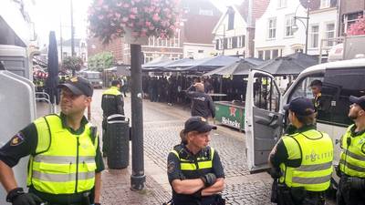 Mobiele eenheid tegenover fans FC Basel op Jansplaats in Arnhem