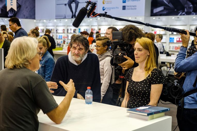 Robbe De Hert, samen met assistente Joke Sluydts , aan het werk op de Boekenbeurs tijdens de opnames van Hollywood aan de Schelde.