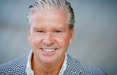 Dries geeft cursus veters strikken, John gekiekt in politie-uniform