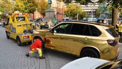 Deze auto is letterlijk oogverblindend en werd daarom van de weg gehaald