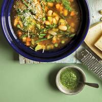 Lente-minestrone met daslookpesto
