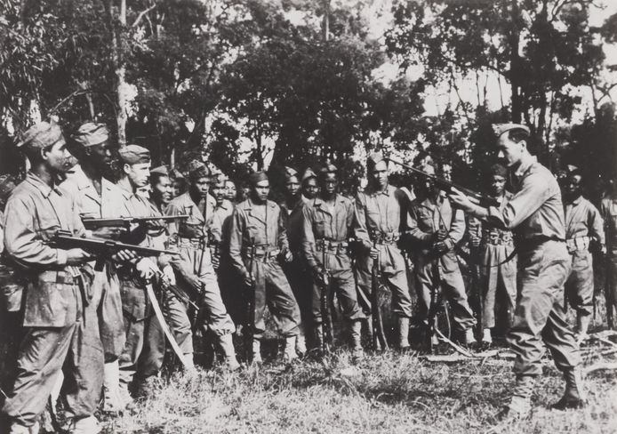 Surinaamse militairen oefenen met machinegeweren in opleidingskamp Casino in Australië.