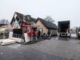 De gevel van supermarkt Jumbo in Westervoort ligt aan diggelen na de plofkraak. Een bouwbedrijf stut het pand.