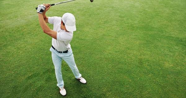 Golfclub ziet af van metershoog vangnet langs het bos