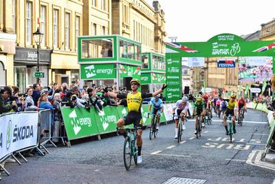 Groenewegen klopt Van der Poel in massasprint