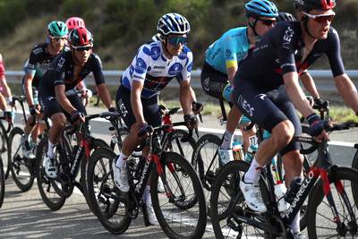 Ion Izagirre klimt naar zege in zesde rit Vuelta, Carapaz neemt rode trui over van Roglic