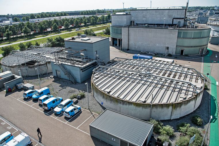 De waterzuiveringsinstallatie van Waterschap Amstel, Gooi en Vecht in Amsterdam, waarvan het slib verwerkt wordt bij AEB.  Het bedrijft verwerkt jaarlijks 140 duizend ton slib, maar stopte daar in juli grotendeels mee. Beeld null