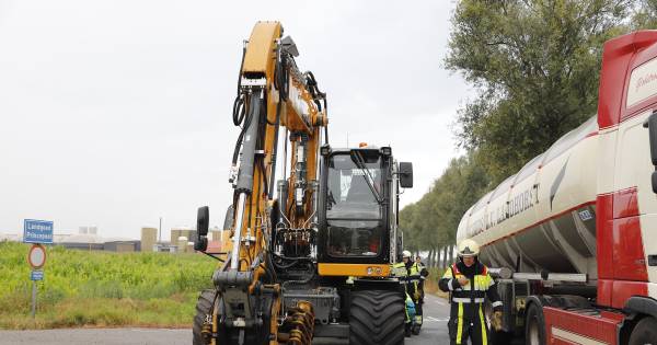 Zwaargewonde man gevonden op graafmachine in Mill - BD.nl