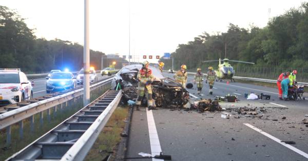 Dode en gewonde bij frontale botsing op de A12, spookrijder aangehouden.