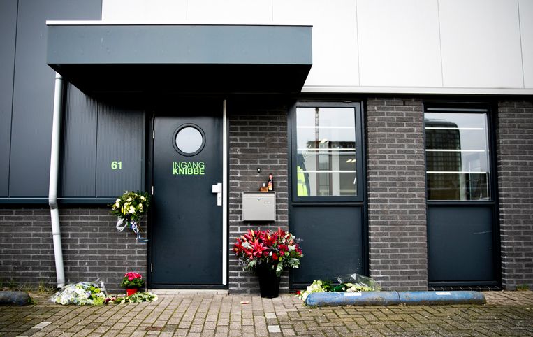 Bloemen bij het bedrijf van Reduan B., de doodgeschoten broer van de Utrechtse kroongetuige Nabil B. Beeld ANP