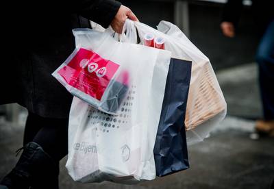 Neem jij altijd een eigen tas mee bij het winkelen of koop je een plastic tasje?