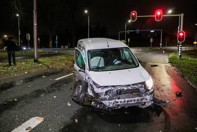 Gewonde en grote schade aan voertuigen door aanrijding in Arnhem