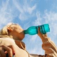 Dít is waarom je een plastic drinkfles niet in de vaatwasser moet doen