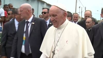 Paus stoot hoofd aan pausmobiel